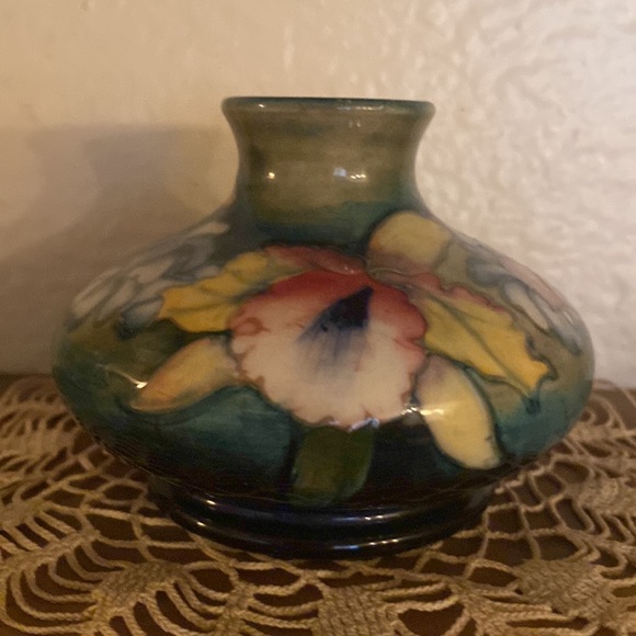 Moorcroft Orchid Pattern Sqaut Vase made in England - Picture 2 of 8